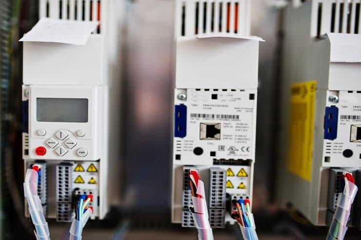 Montador de painéis elétricos: como escolher o profissional ideal para sua instalação