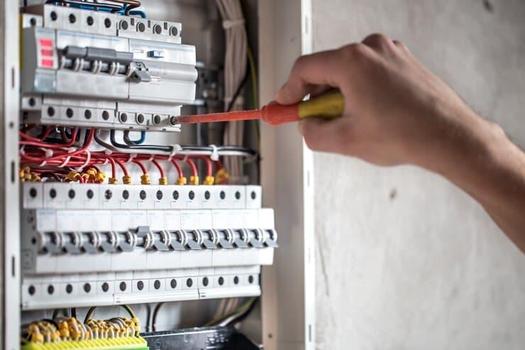 Montagem de Quadro de Distribuição: Guia Completo para Instalação Segura e Eficiente